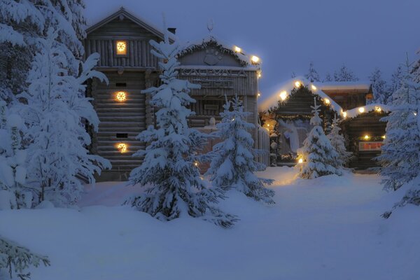 Śnieżna noc zimą w Laponii