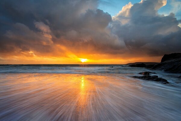 Wellen am Meer bei Sonnenuntergang