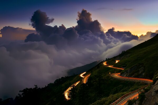 Las luces del camino de la noche a través de la nube