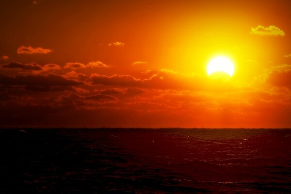 Schöner Sonnenuntergang am Meer