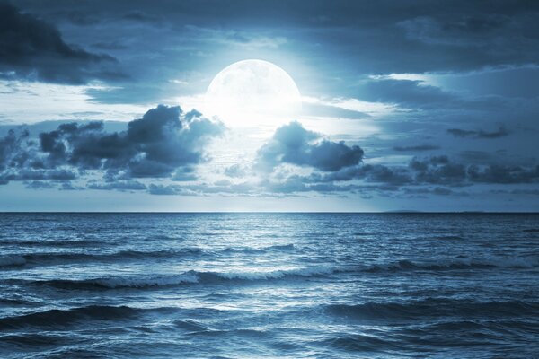 Belle pleine lune dans les nuages crée un paysage de nuit enchanteur