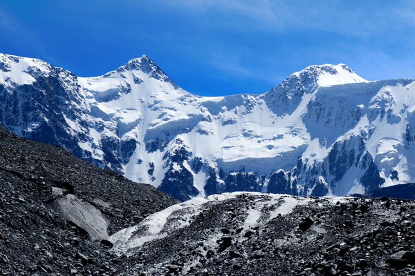 Hermosas montañas nevadas