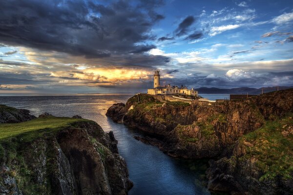 Leuchtturm-Landschaft inmitten des Ozeans in Irland