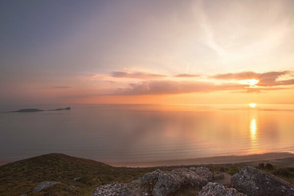 Calme sur la mer pendant le coucher du soleil