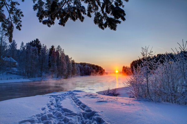 Schöner Winter Sonnenuntergang in der Nähe des Flusses