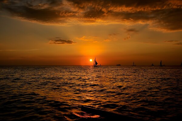 Barco al atardecer. Marina