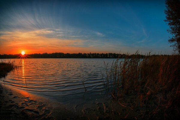 Beau coucher de soleil sur le lac