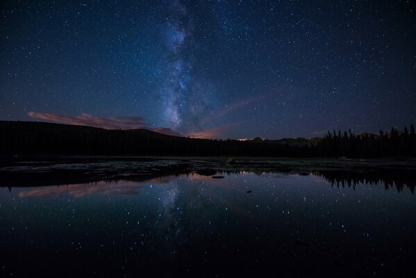 Cielo nocturno. Vía Láctea. lago. lago nocturno. cielo estrellado
