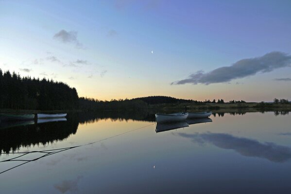 Barcos en el lago antes del amanecer