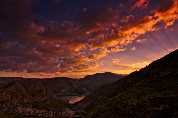 Горы калифорнии во время восхода солнца