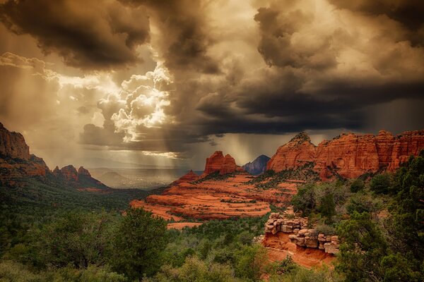 Soleil à travers une tempête sur le désert de l Arizona