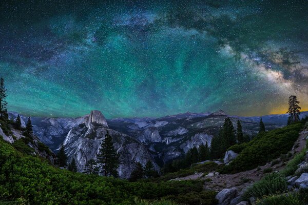 Изображение национального парка ночью, звездное голубое небо в калифорнии
