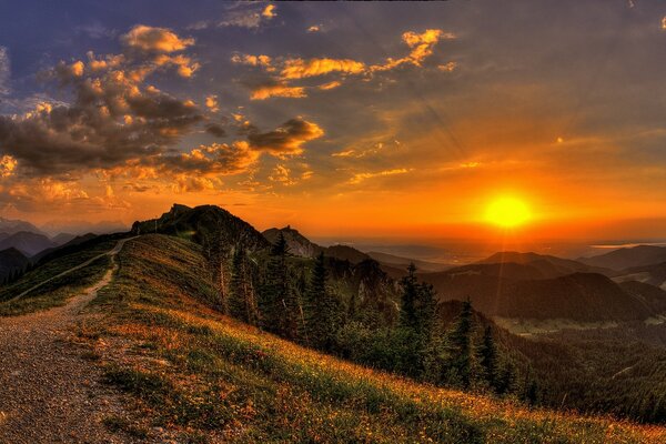 Tramonto dorato sulle cime delle colline