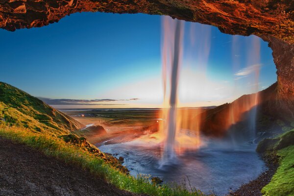 Cascade Seljalandsfoss dans les rayons du soleil sur le territoire de l Islande