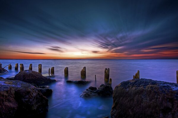 Amanecer en el océano azul