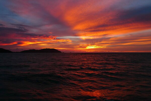 Mer sur fond de coucher de soleil rouge