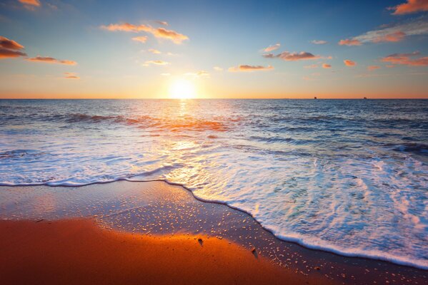 Bellissimo tramonto sulla spiaggia
