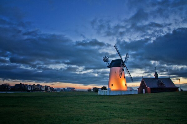 Molino en Inglaterra durante el crepúsculo