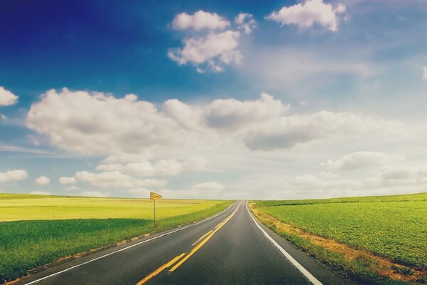 Route le long des champs dans l après-midi