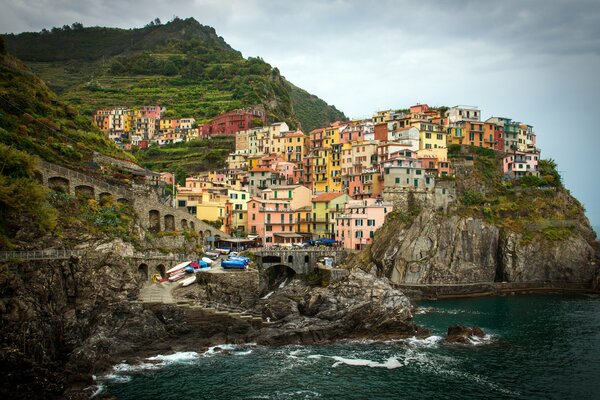 Italienische Provinz: Farbige Häuser auf einem Felsen