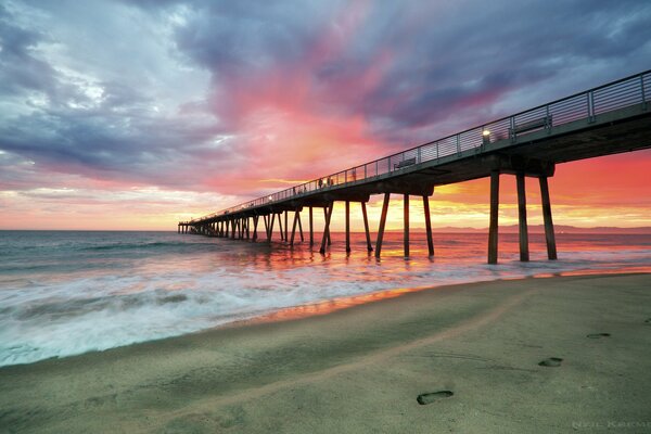 Pier vor dem Hintergrund eines schönen Sonnenuntergangs