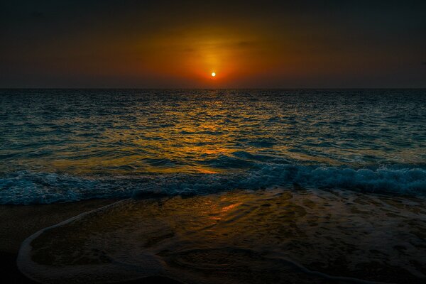 Coucher de soleil sur la plage de la mer