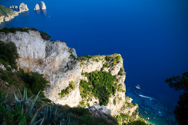 Bella roccia con cielo blu