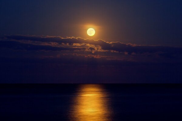 Mond in der Nacht am Meer