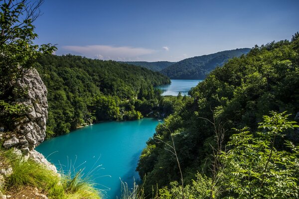 Immagine del Lago bluastro vicino al parco nazionale nelle montagne