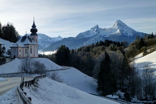 Belle église sur fond de montagnes enneigées