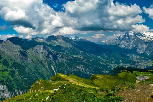 Imagen de brillantes montañas verdes contra el cielo con nubes