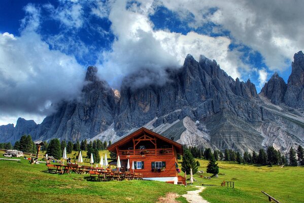 Strada per la casa sullo sfondo di un paesaggio montano