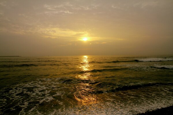 Petites vagues sur fond de coucher de soleil