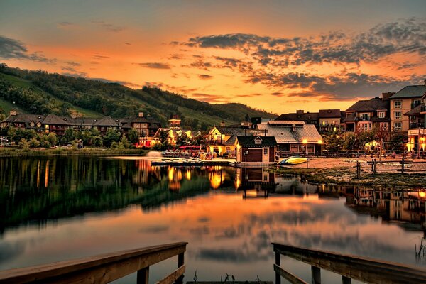 Village de montagne sur fond de coucher de soleil