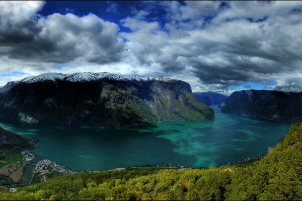 Ville au bord du lac dans les montagnes