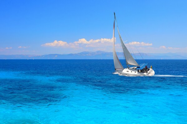 Océan, yacht et vent arrière