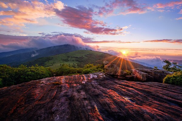 Rayos de sol en la cima de la montaña