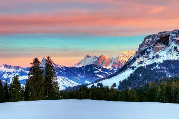Góry w Szwajcarii w Alpach pod szkarłatnym niebem