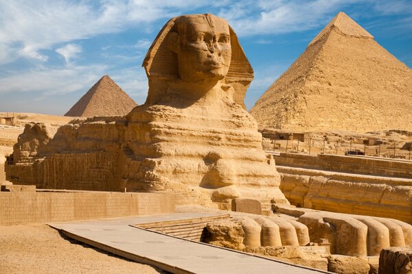 Piramidi egiziane sullo sfondo del paesaggio egiziano