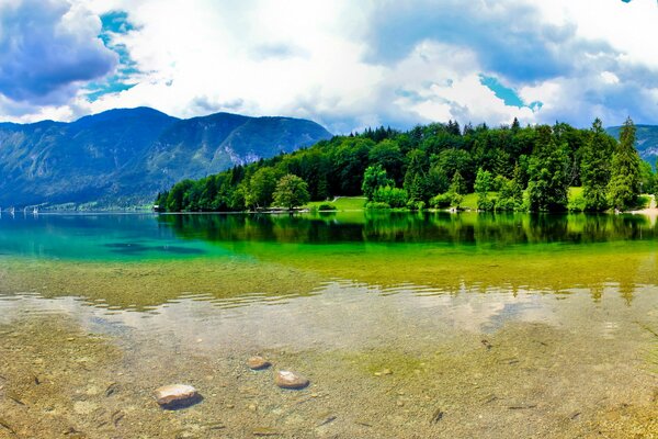 Naturaleza de Eslovenia en verano