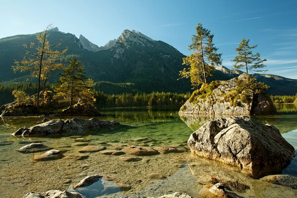 Blick auf einen flachen See mit Blick auf die Berge im Nationalpark Berchtesgaden