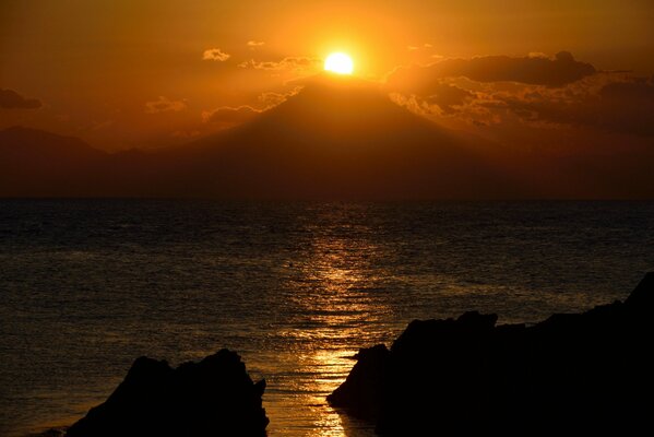 Coucher de soleil sur un rocher avec vue sur la mer