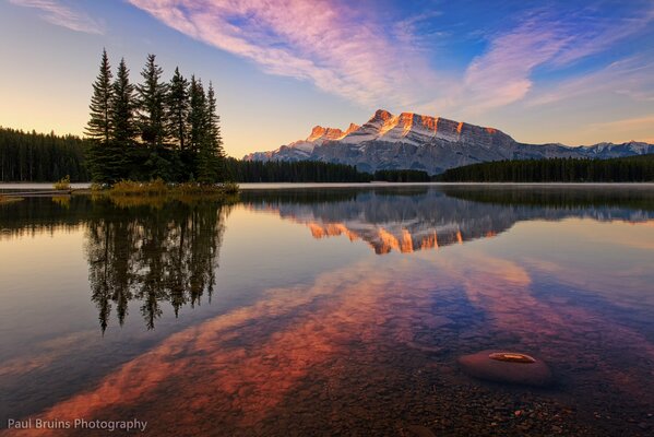 Banff National Park in Kanada See bei Sonnenuntergang