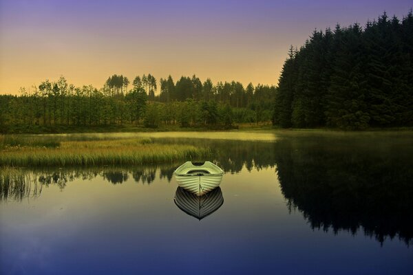 Отражение лодки в озере. Рассвет в лесу