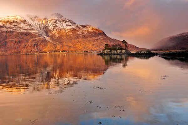 Abendliche Reflexion der Berge im See