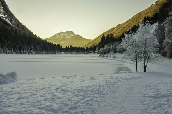 Winter. Ein See unter Eis mitten in den Bergen