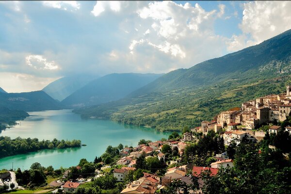 Montañas italianas bajo hermosas nubes