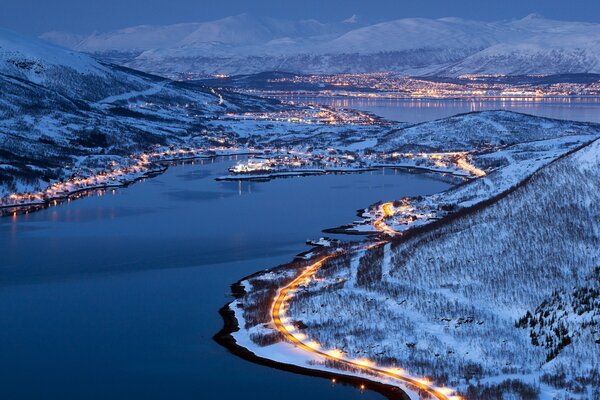 Città notturna di Tromsø in Norvegia nelle luci e nella neve