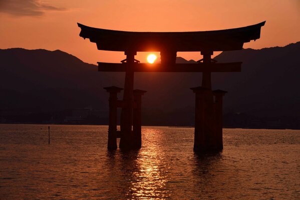 Porte à marée et beau coucher de soleil