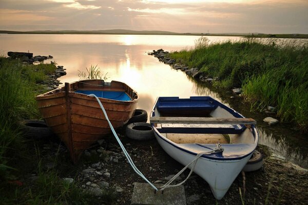 Лодка на берегу озера на закате